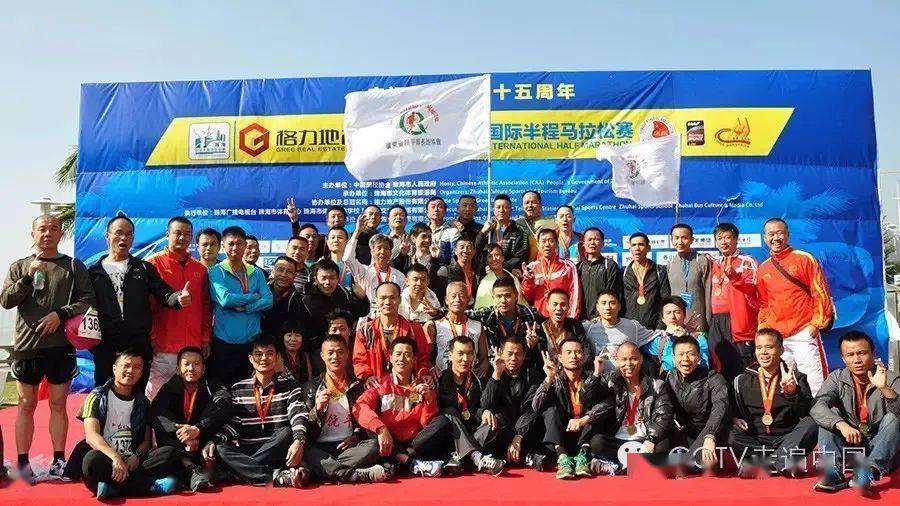 郑臣如做一千个仰卧起坐大澳年轻人引领单车上的马拉松马拉松队员钟爱