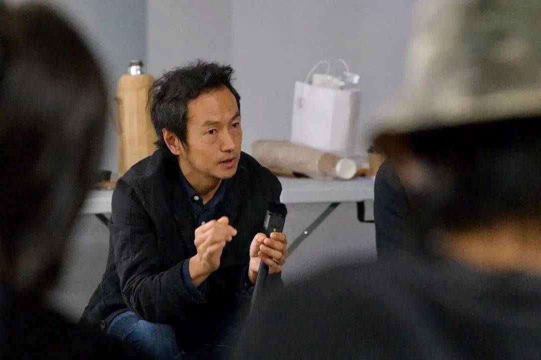 更多)活动现场合影韩锋生于1972年,现生活工作于柏林,上海,他是画家