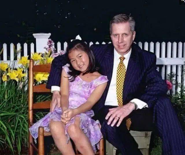 是旁边那个中国女孩,笑得格外灿烂,而这个女孩便是被贝佐斯夫妇收养的