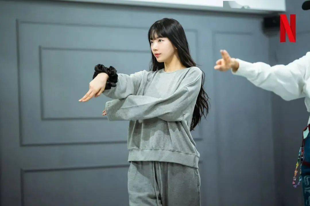 剧中的舞台造型是经常为女团定制演出服的工作室定制的
