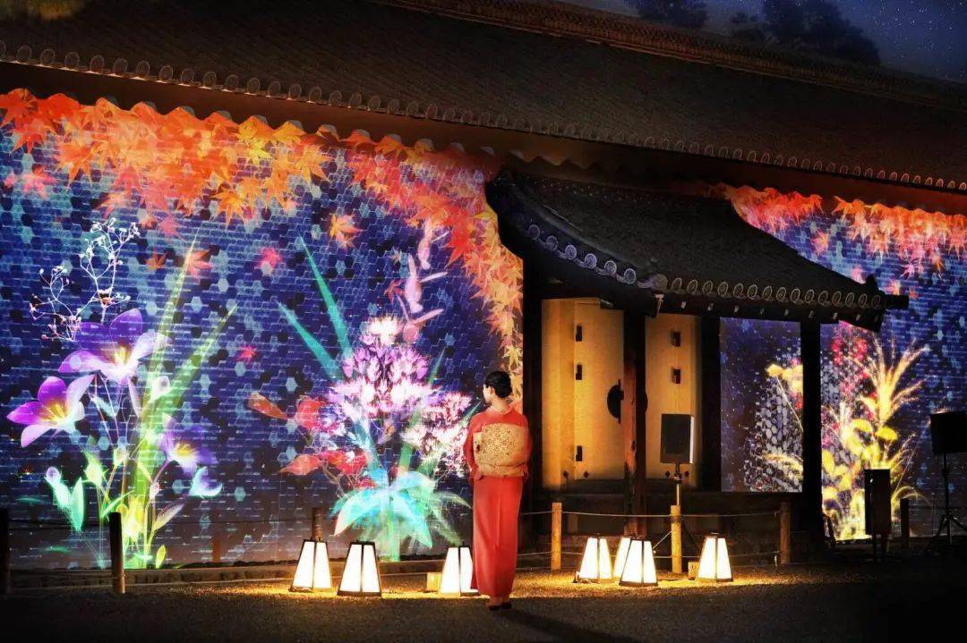 暮色降临时,二条城的"唐门"处,便将响起铃虫的"鸣叫声",光影照耀中