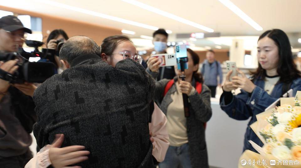 上午8时左右,钟仁贵的车辆从四川中江县龙台镇熊家沟出发去成都天府