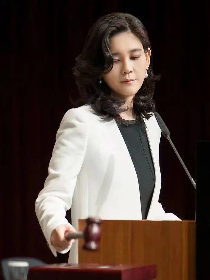 百亿的她53岁依然美得惊艳,更是行走的穿搭教科书_李富真_女性_造型
