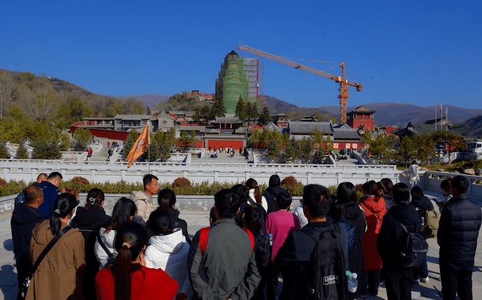 就像是人间仙境!_游客_秋景_红墙