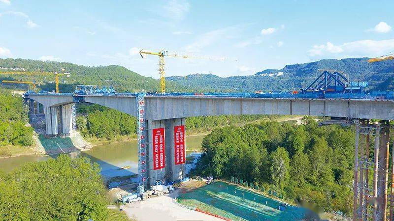 关注| 苍巴高速恩阳河特大桥左幅连续梁顺利合龙