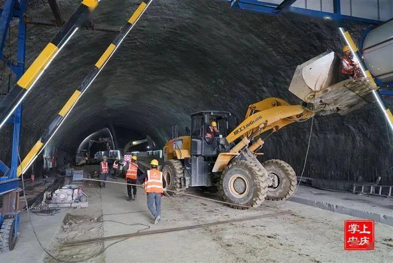 天长—天柱山高速公路又称天天高速,是安徽省高速公路网规划的北沿江