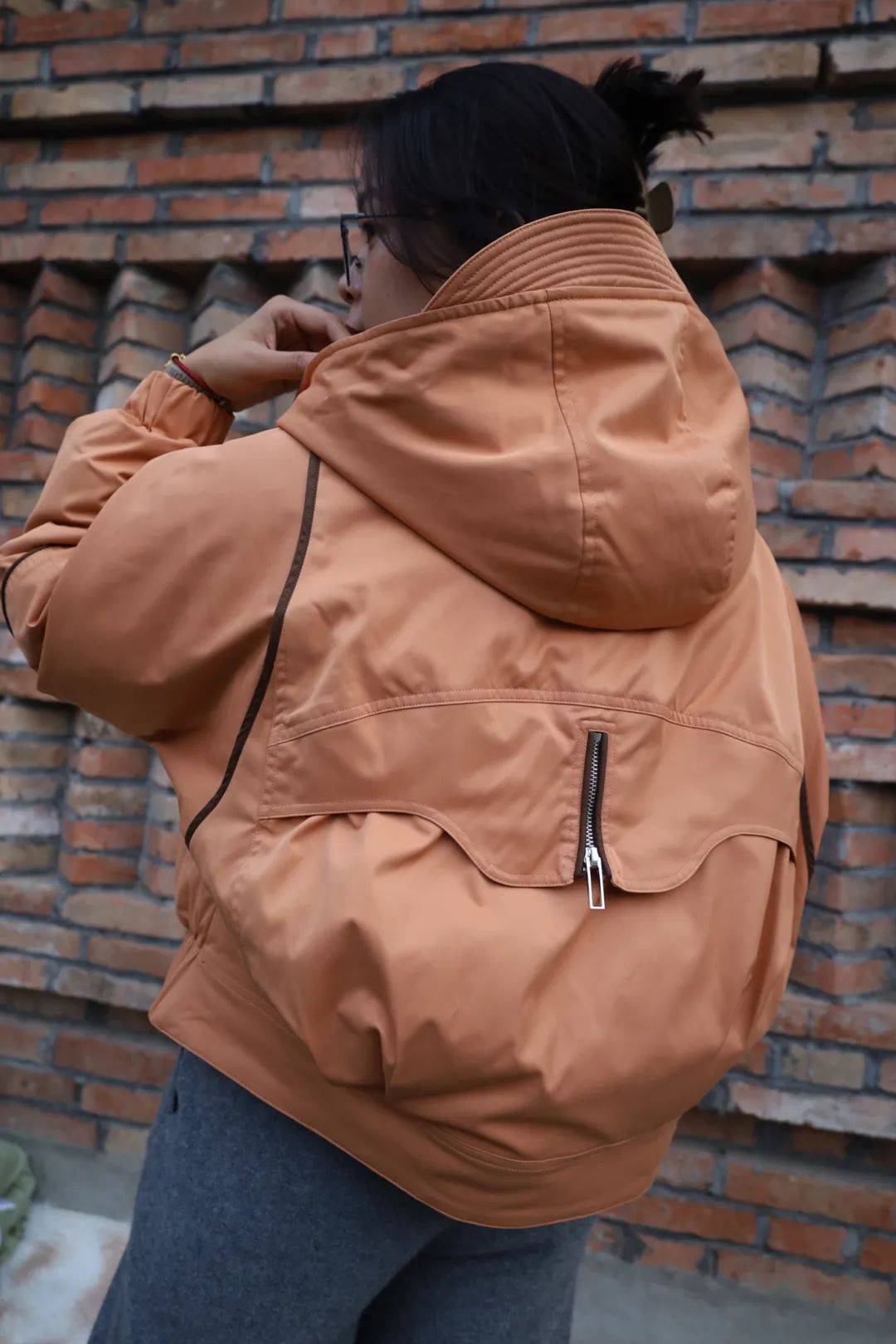 peach blossomred rose面料厚实但是垂坠感很好,穿上巨显瘦,整个人看