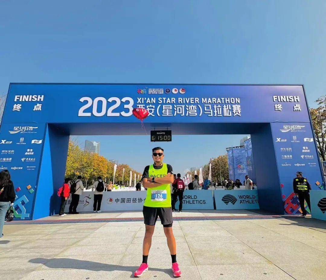 13:45,27摄氏度,我们冲过拱门那一刻,2023年西安马拉松顺利结束!