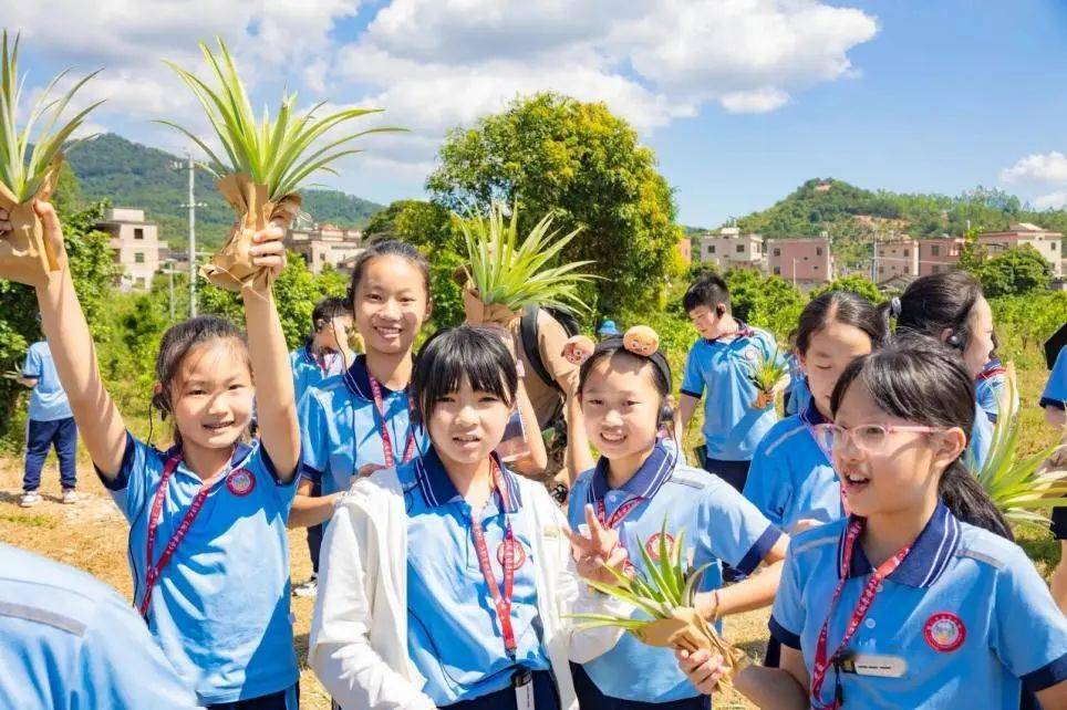 厦门市滨东小学组织五年级学生前往同安同享莲花,进行"劳动养成,耕读