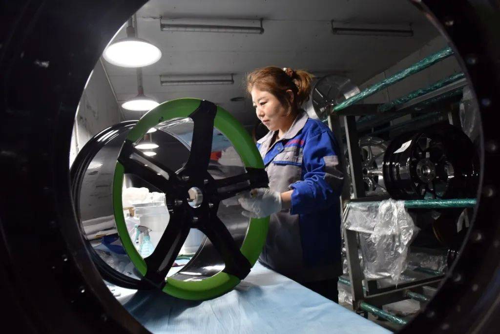 10月30日,河北威縣一家汽車輪轂生產企業工人在對輪轂進行質檢.