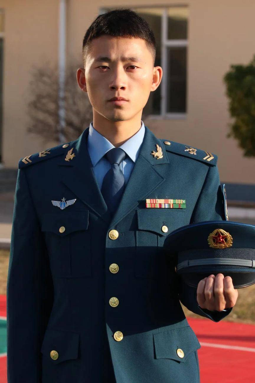 海军航空兵某部一级上士,获评优秀士官5次,"四有"优秀士兵1次,获嘉奖4