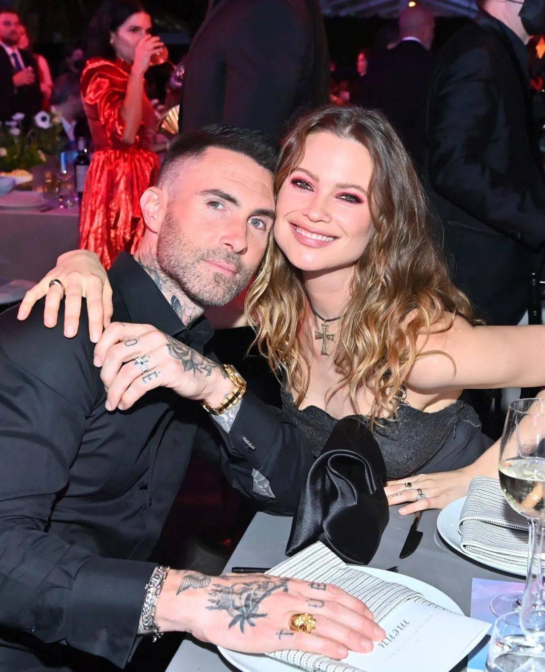 之前adam levine涉嫌不忠的消息传出后小南瓜 behati prinsloo