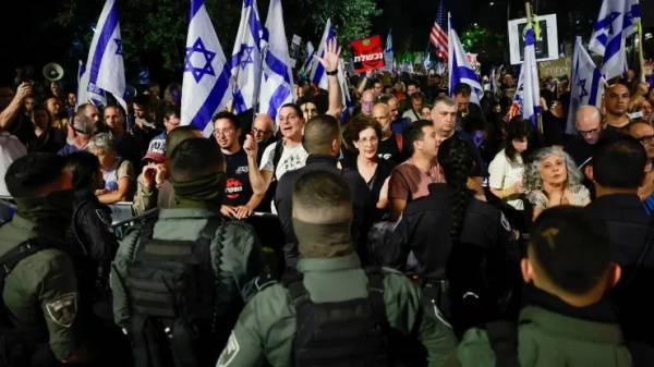 欧洲连续四个周末爆发大规模抗议活动,以色列数千名抗议者呼吁内塔尼