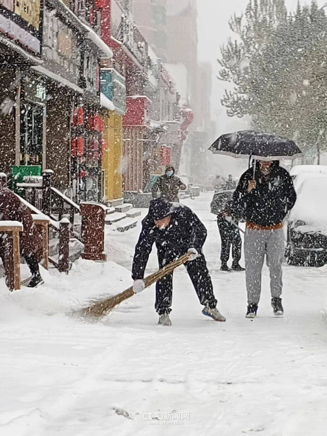 市清冰雪办倡议商户自扫门前雪开车慢行避让环卫工人
