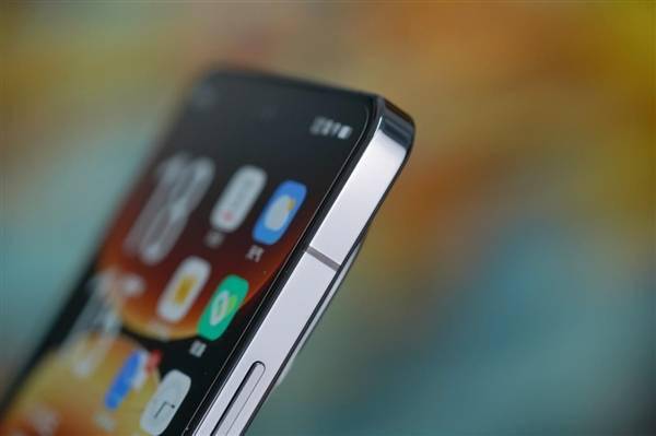 “**舷窗”吸睛！iQOO 12赛道版图赏(图15)