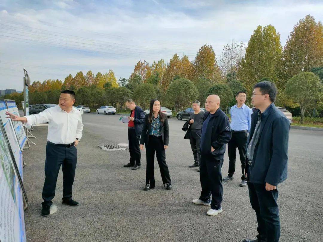 郧西县:11月4日,十堰市邮政分公司总经理程东明一行先后到丹江口市