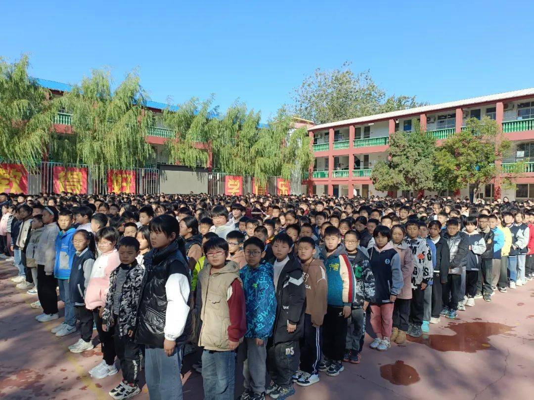 守护那"一抹红"丨濮阳中原外国语学校少年国旗护卫队_升旗_我校_训练