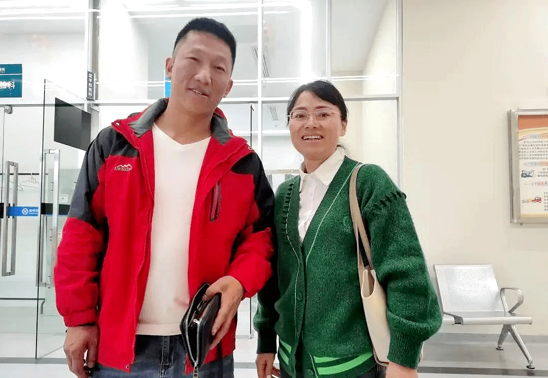 伍成华表示,这个钱包对他来说意义重大,何艳老师拾