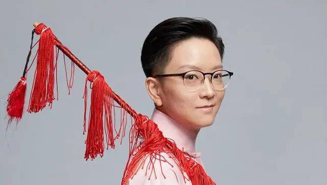 15岁,她顶替生病的梅葆玥出演《文昭关》,首次与京剧大师梅兰芳之子