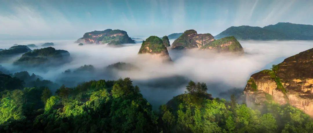 龙虎山景区位于鹰潭市西南20公里处是中国典型的丹霞地貌风景为中国第