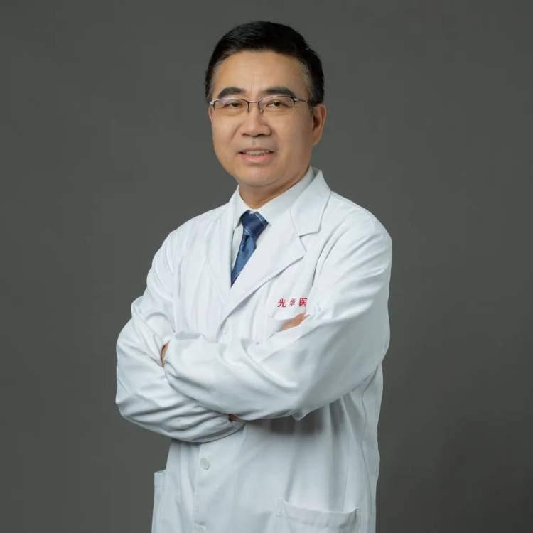 师从石筱山,石幼山先生,为石氏伤科第四代传人.