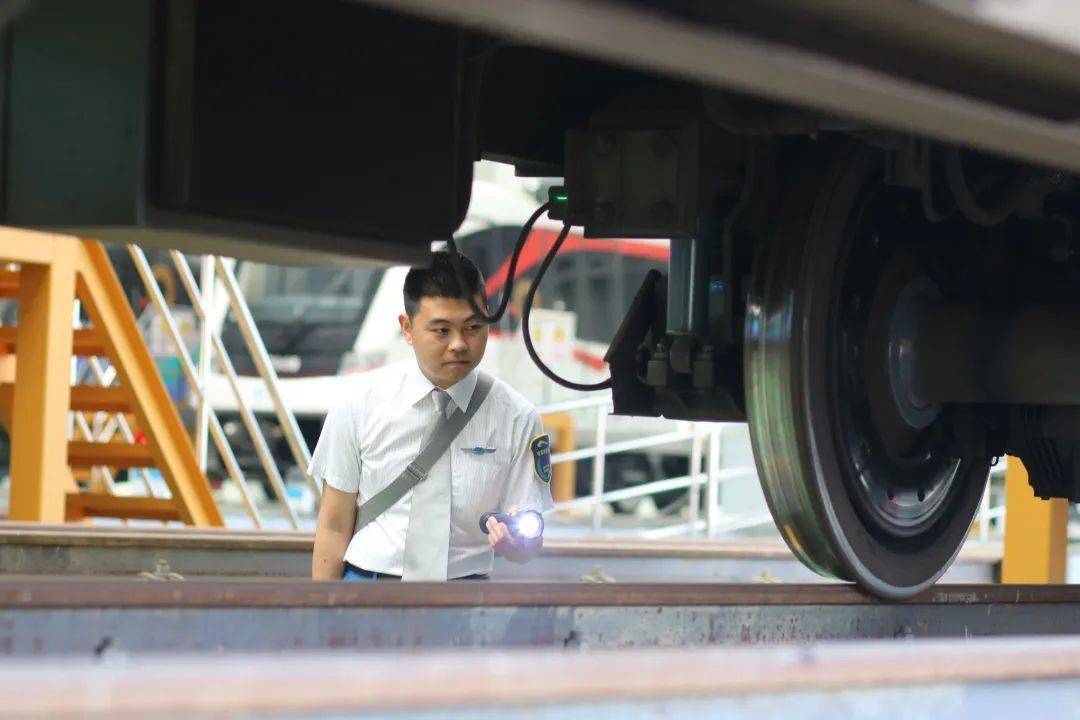 开国内最快的地铁列车 19号线电客车司机是如何炼成的_刘东海_时速