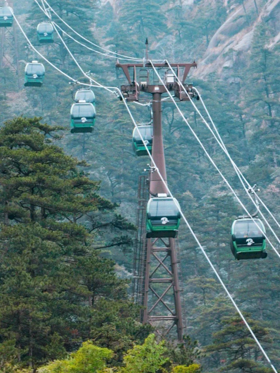索道还可直通云谷寺,可到寺庙虔诚祈祷!