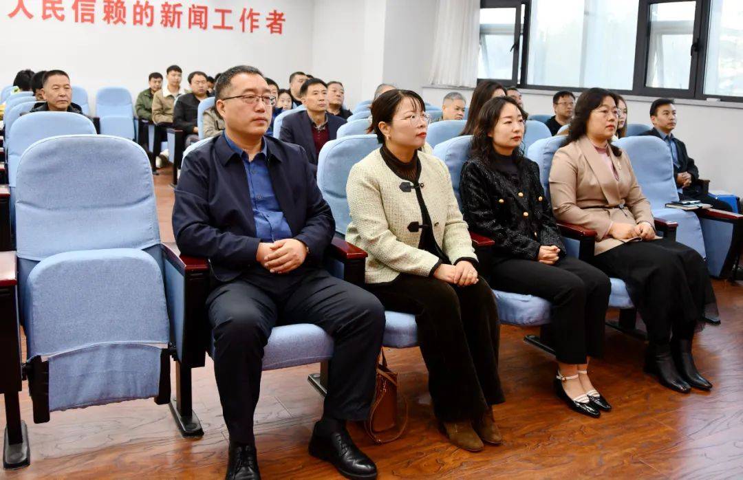 县委常委,县委宣传部部长,副县长李楠出席会议并讲话.致敬真实