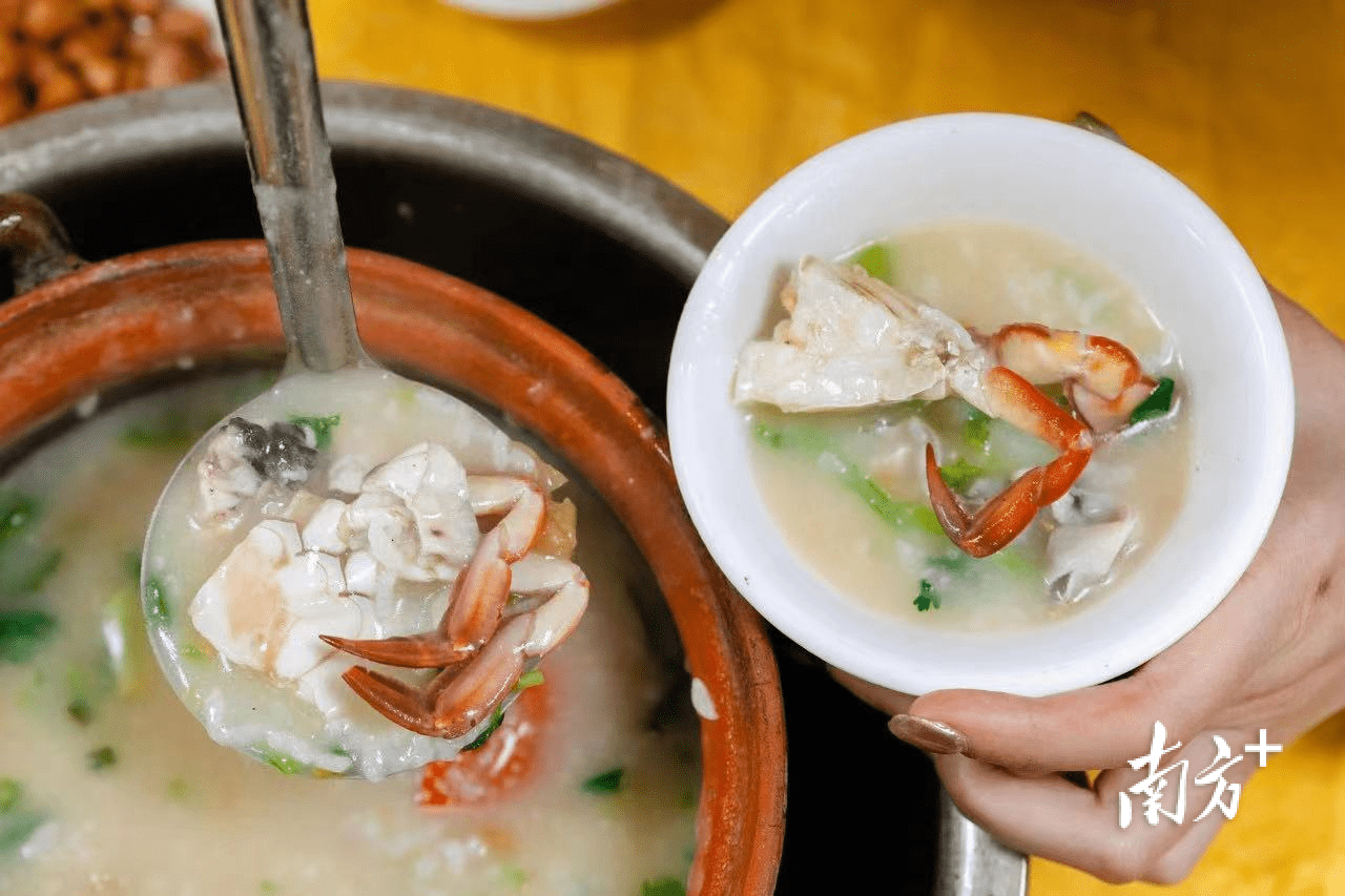 鲜和甜,是其最能吸引食客的美味都藏在这一锅热气腾腾的砂锅粥鱼虾蟹