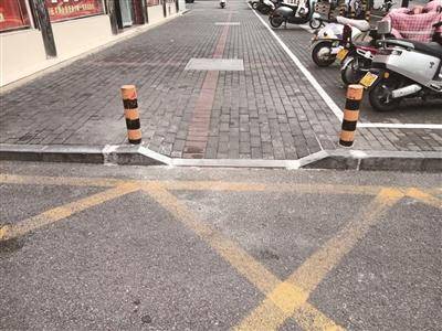 居民王女士看着人行道上新增的"零高差"缘石坡道,赞不绝口