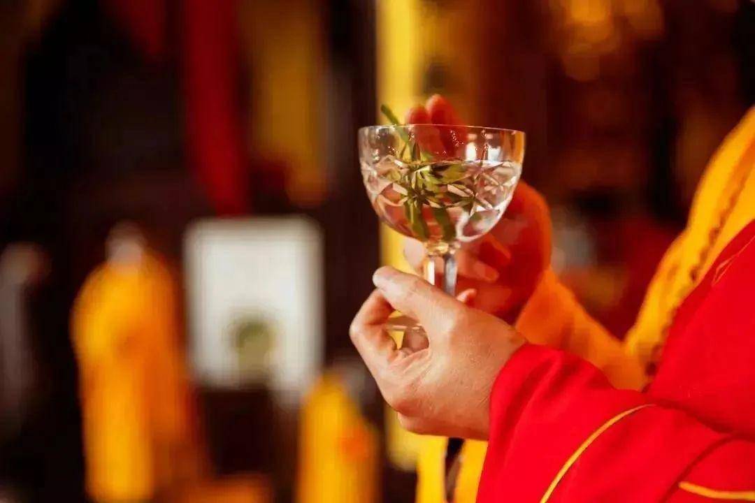 佛前供过的水,应该如何处理?_供水_供养_清净