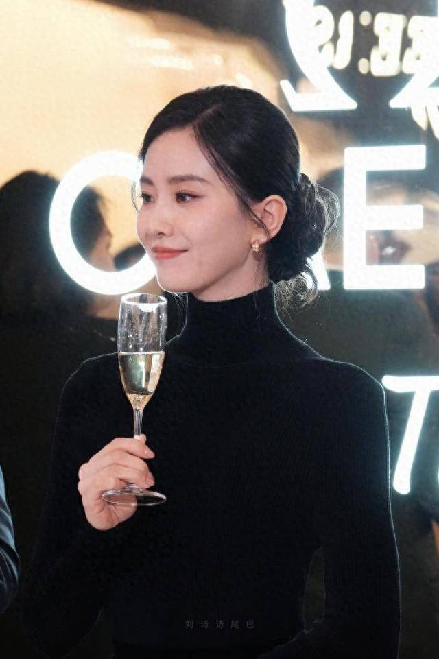 近日,刘诗诗受邀出席一场重要的活动,全身黑色高领打底装扮的她浑身
