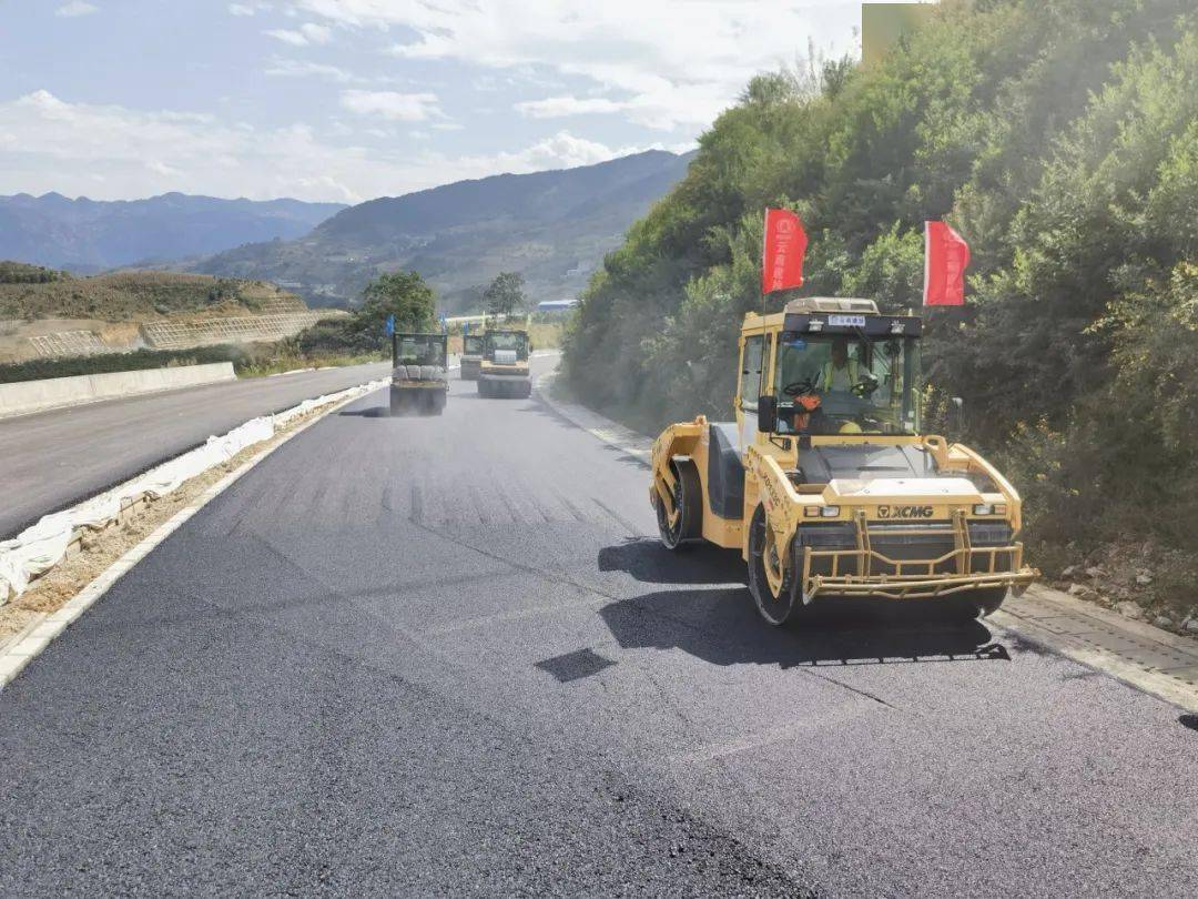 作风革命 效能革命丨永勐高速永德连接线路面工程试验段顺利试铺_施工
