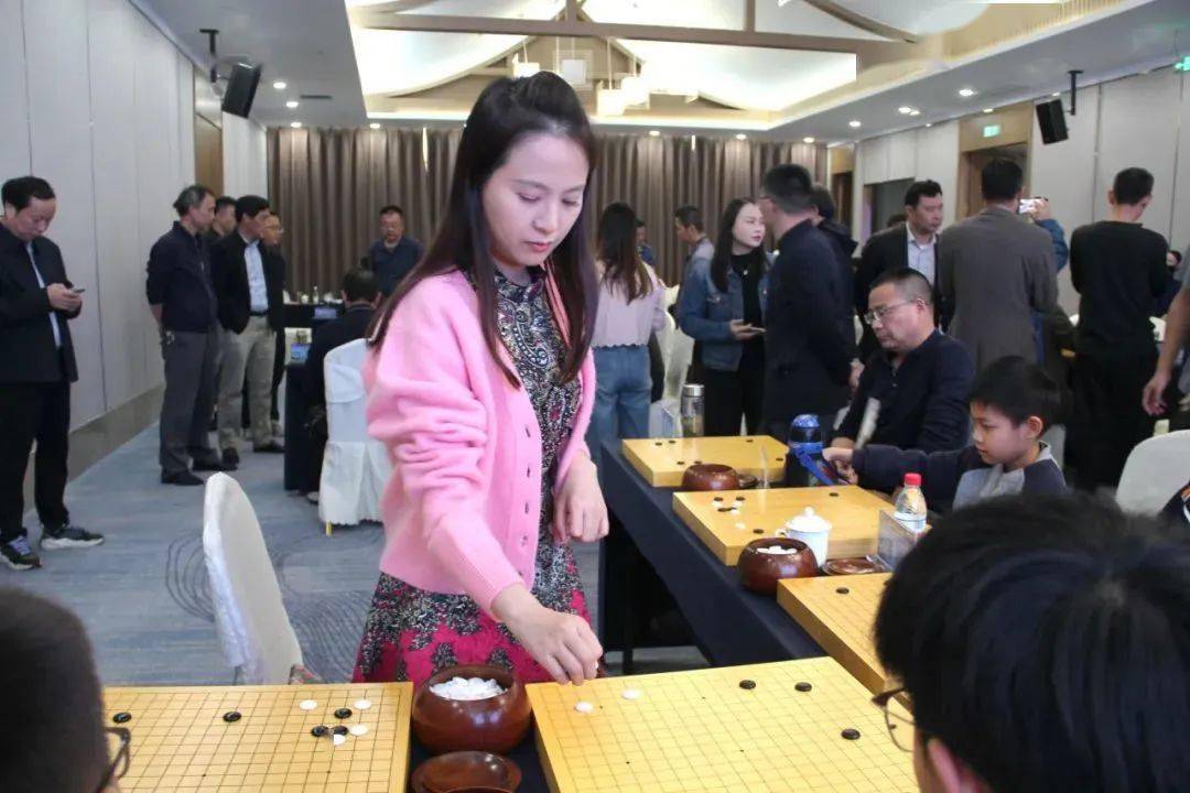 陈盈王香如此外,由新浪,弈客,弈城组成的新闻媒体围棋队与仪征市围棋