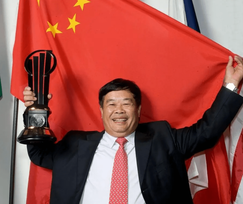 但曹德旺的父亲想法不一样,他不想去国外,只想回老家福建.