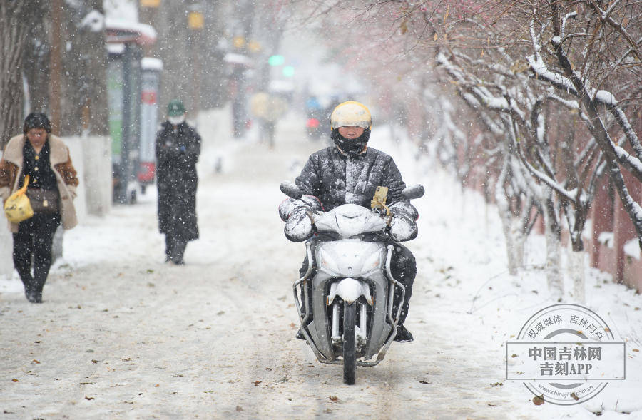 吉镜头|长春再次出现降雪天气_人民大街_市民_雨夹雪