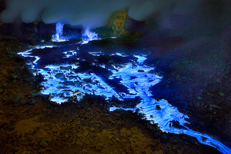 世界上只有印度尼西亚的伊真火山(kawah ijen)能够看到蓝色的岩浆