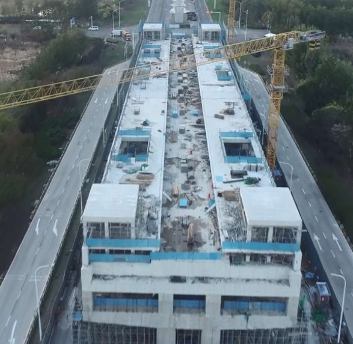 天津市轨道交通z2线渤龙湖站主体结构封顶