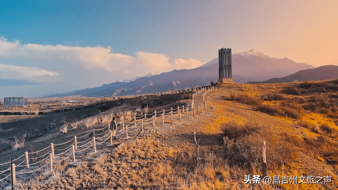 来到新疆吉木萨尔县,就听说新地乡有个小分子画家村,历届援疆干部都在