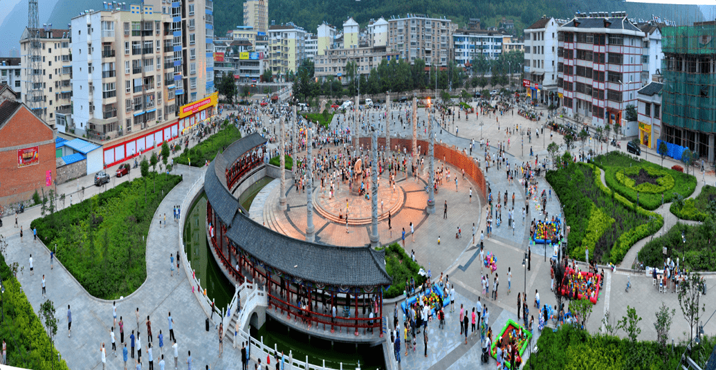 民歌广场灯火霓虹下的浪漫温情去苗乡广场感受山城镇巴的热闹繁荣缅怀