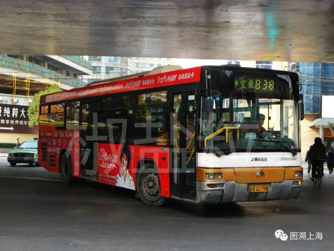 838路zk6118hgc型客车,延安西路镇宁路(魏家钧 摄,2007)838路zk6118h