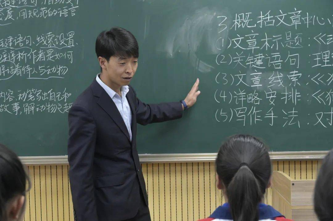 内容,梳理了文中人物对动物的情感态度,以"语文问题"发展了"语文思维"