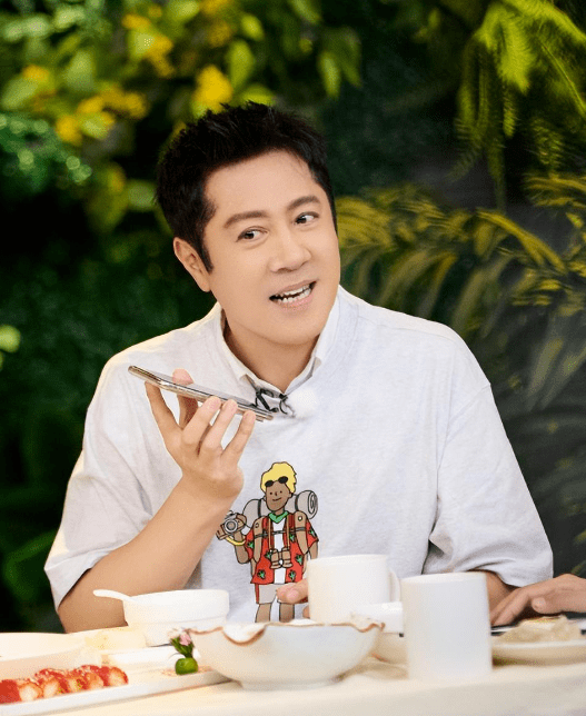 蔡国庆晒二胎正脸照,5岁庆宝浓眉大眼像爸爸,比哥哥还帅气_儿子_妻子