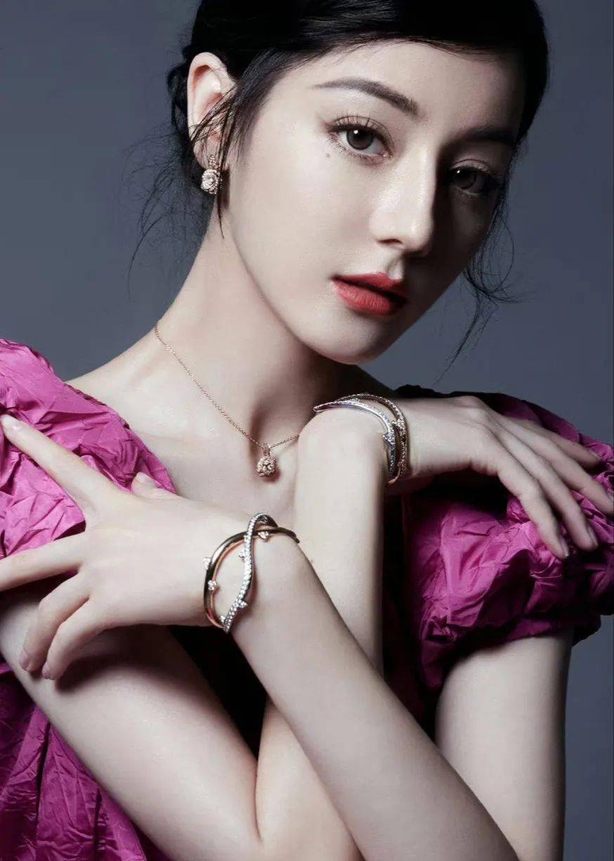 最近花少热度还可以,在节目里迪丽热巴因为表现的比较敏感,很容易内耗