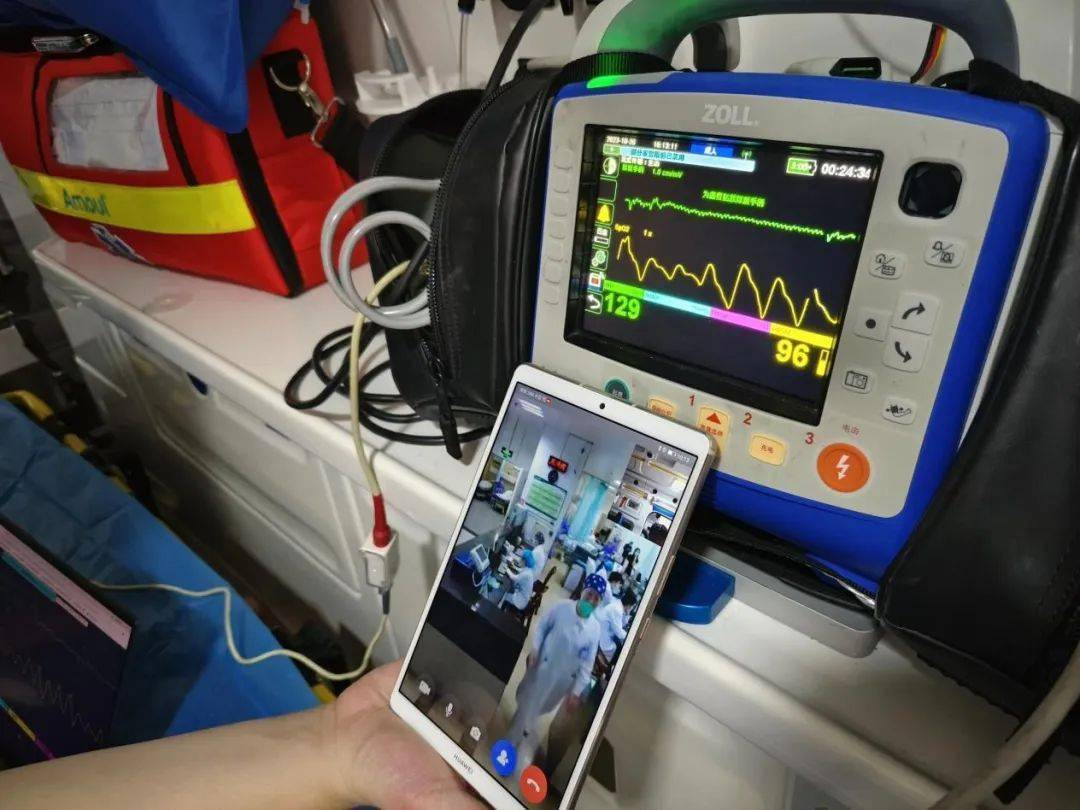还升级了信息沟通的维度,实现了院前急救车实时地图定位,院前心电图