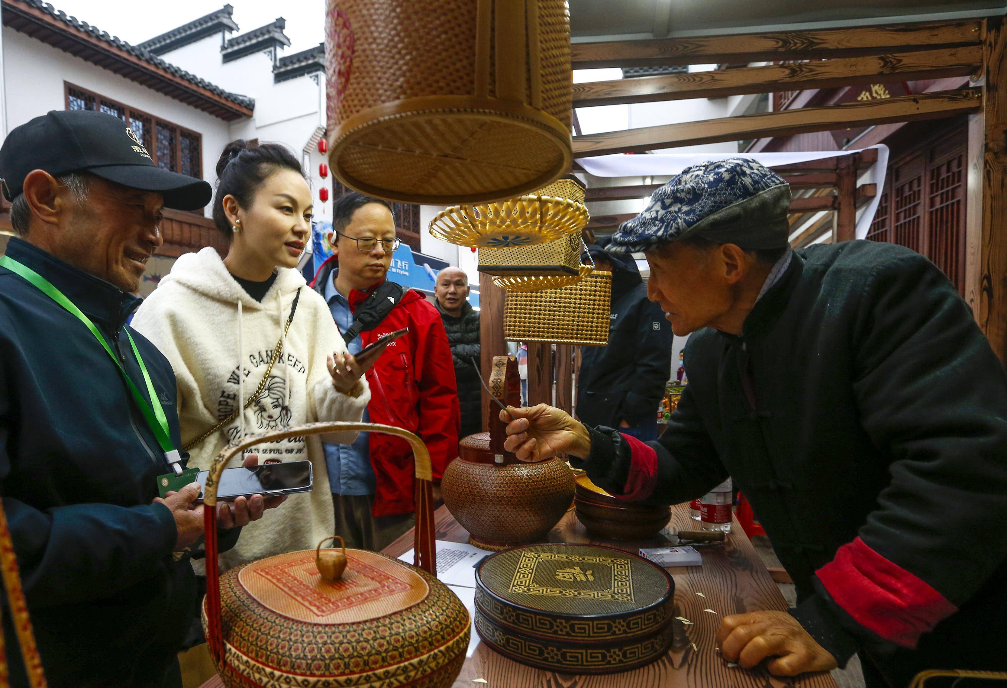 第六届中国非物质文化遗产传统技艺大展开展_新华社_非遗_作品展