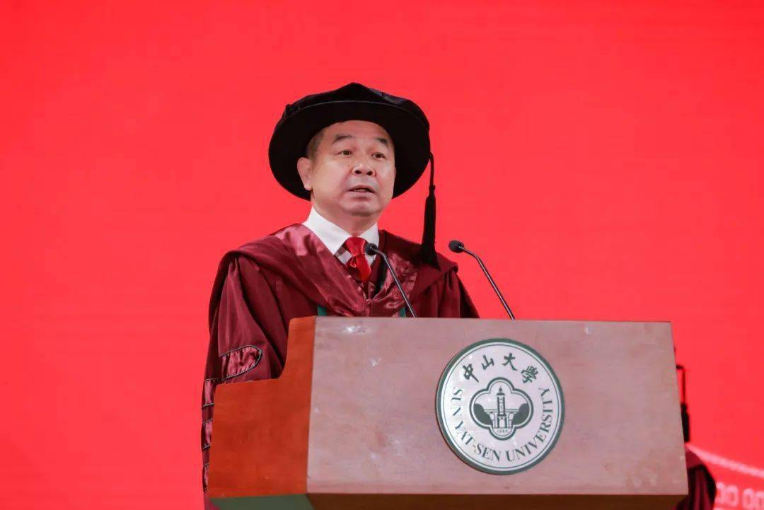 《中山大学关于表彰随后,副校长刘济科教授宣读勖哉诸君,努力自强