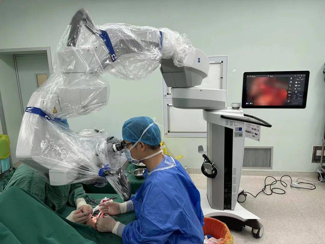 晋江市医院引进先进设备蔡司tivato 700手术显微镜系统_医生_进行