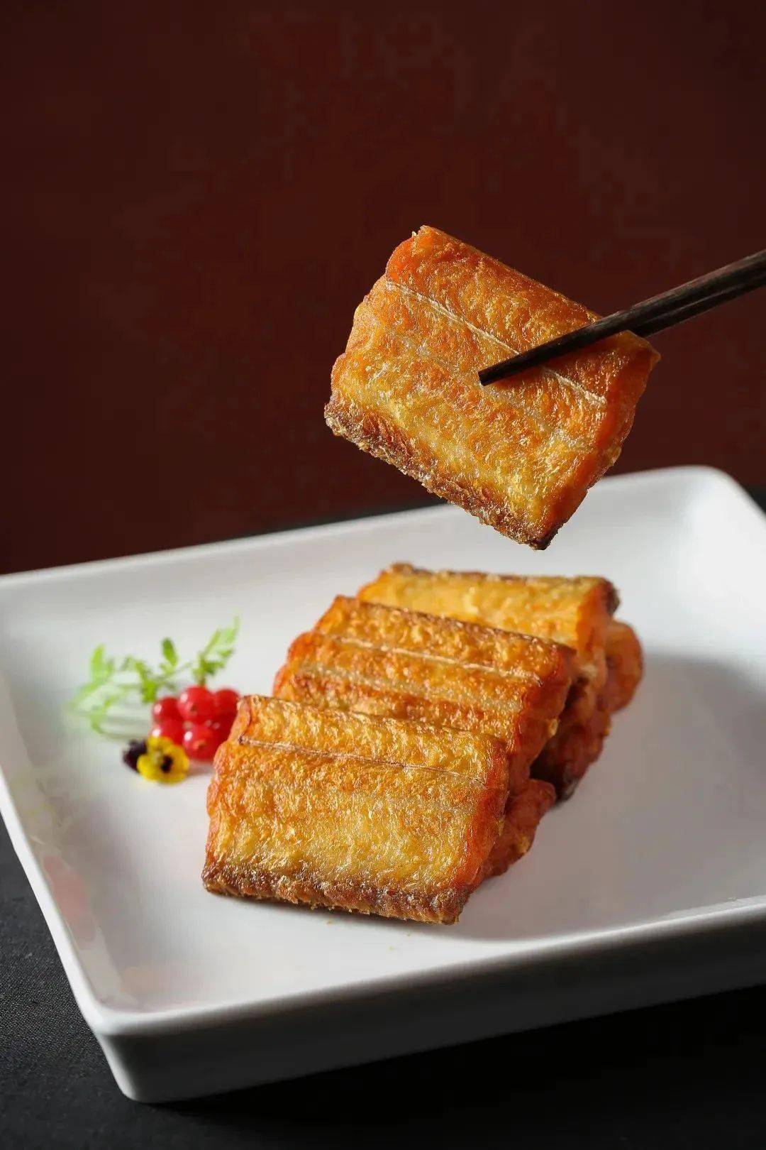 干煎黄金带鱼.冲浪5a和牛.东山石榴汁爆珠.卷筒蟹黄糯米鸡.