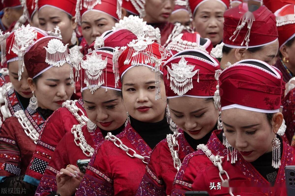 贵州黔东南苗族同胞盛装欢庆芦笙会热闹非凡_黄平县_谷陇镇_二七